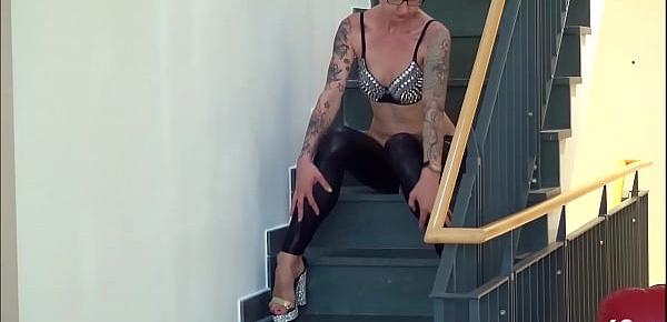 Schlanke deutsch Mutter vom Freund des Sohnes auf der Treppe gefickt